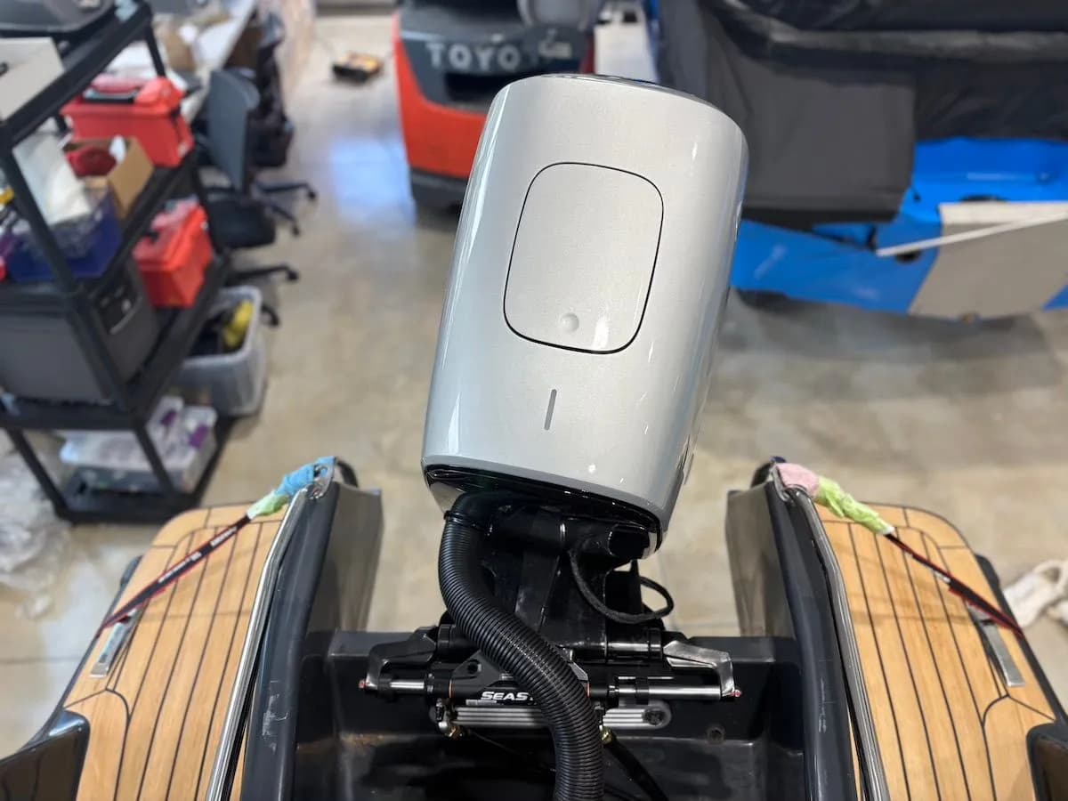 Flux Marine outboard motor grey on the back of Magonis bowrider boat