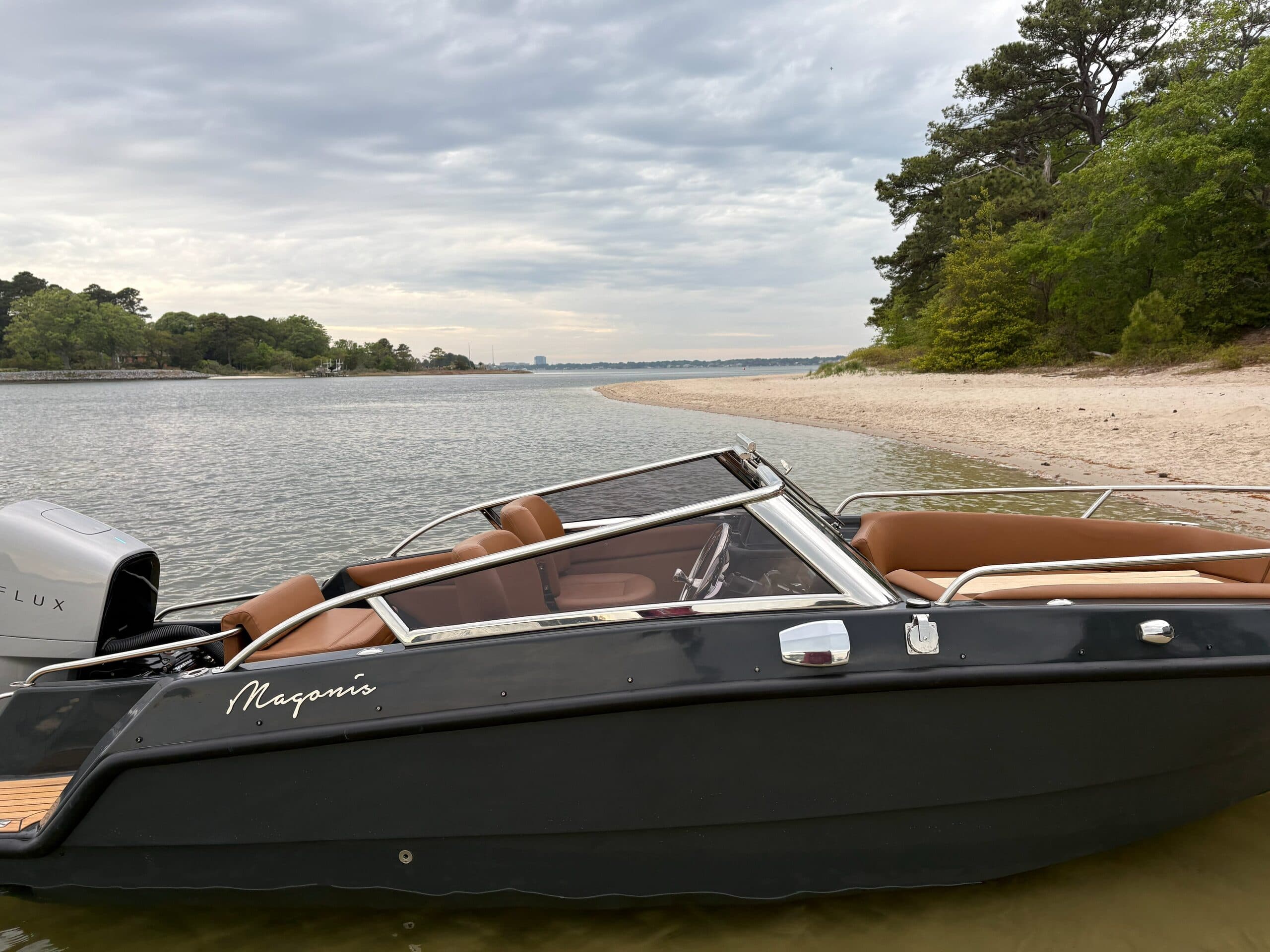 magonis boat with flux powertrain beached at low tides