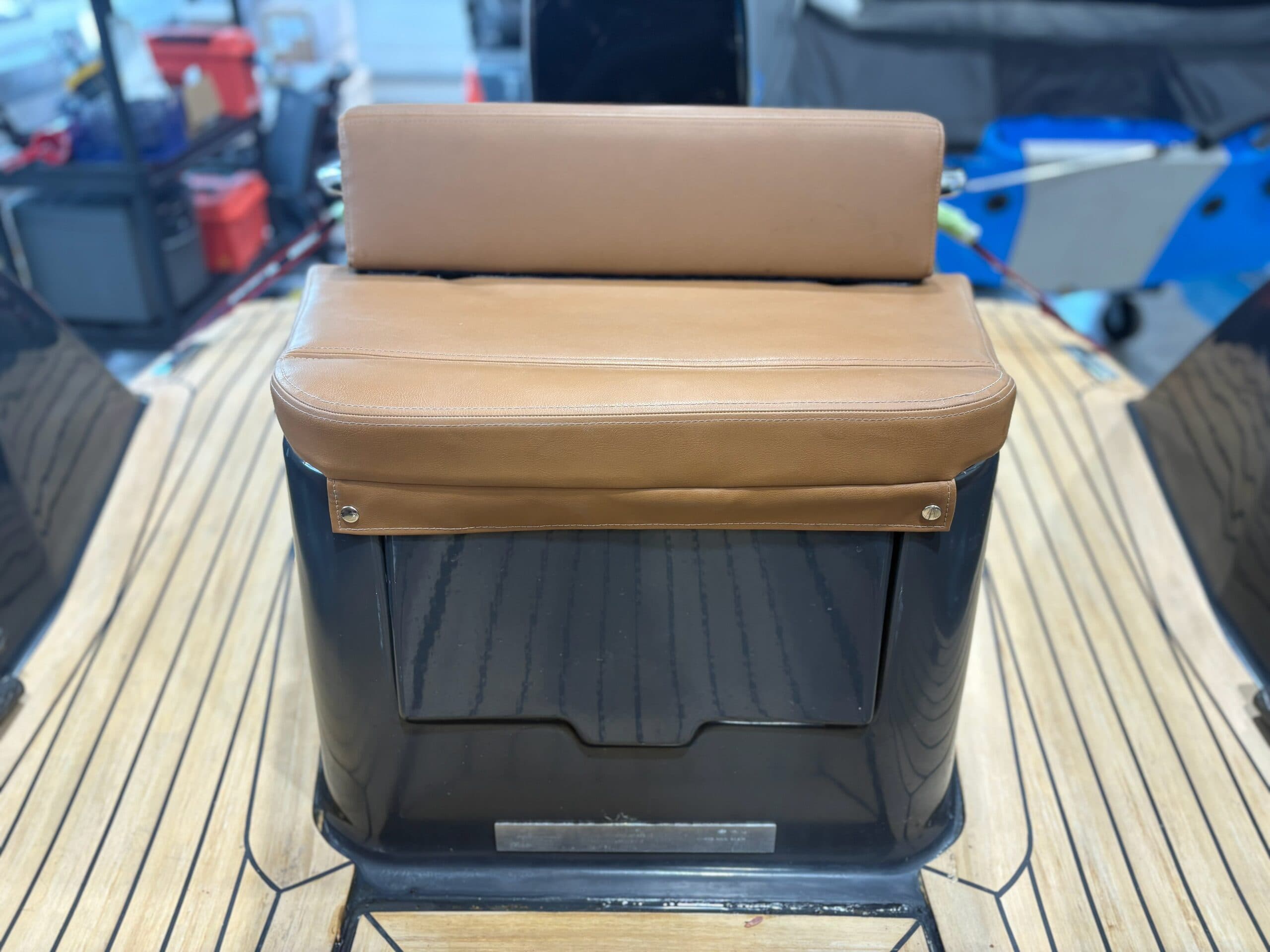 Seating and storage at the stern of the magonis Wave-e 550 boat